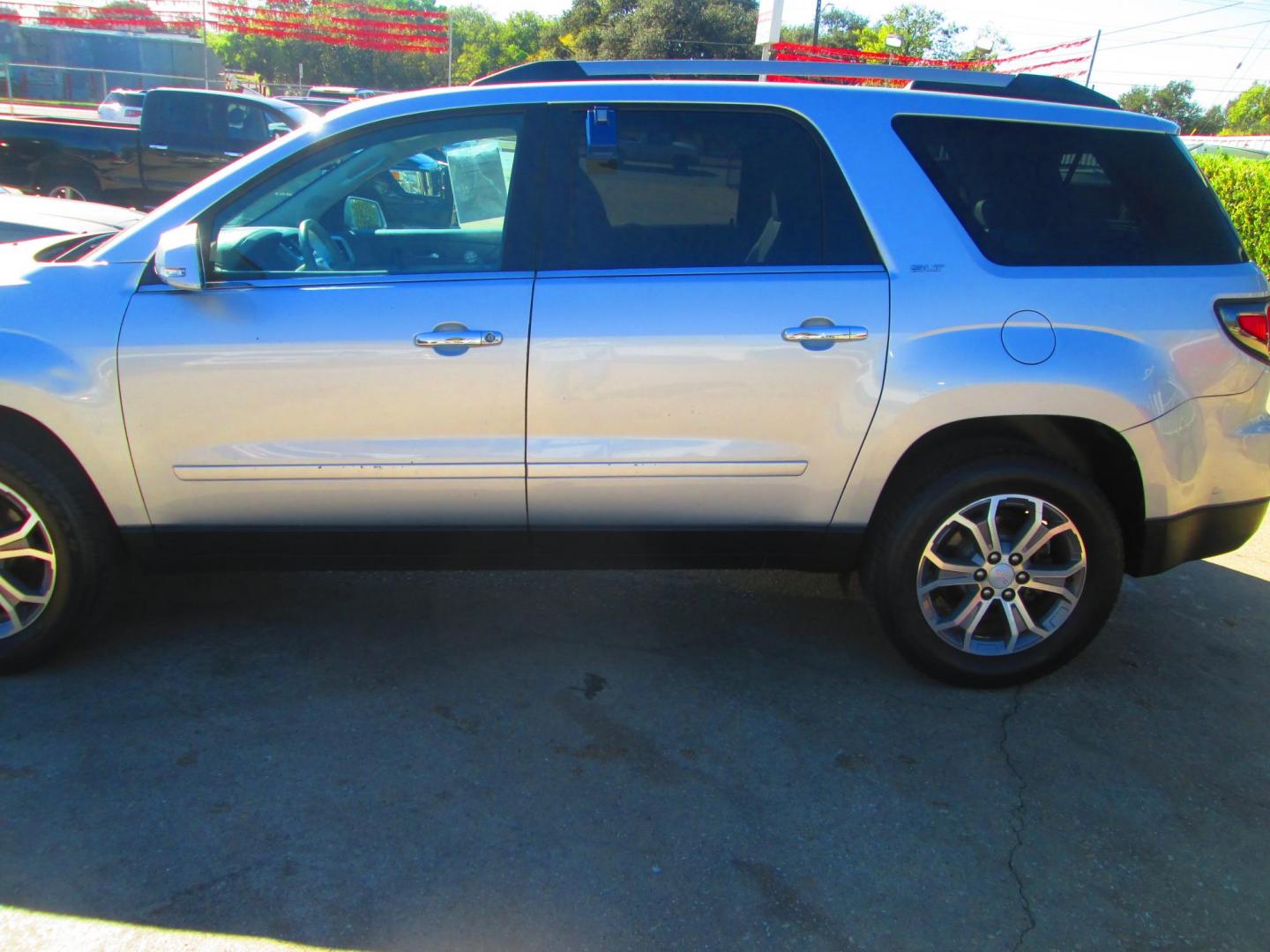 2013 SILVER GMC Acadia SLT-1 FWD (1GKKRRKD3DJ) with an 3.6L V6 DOHC 24V engine, 6-Speed Automatic transmission, located at 1815 NE 28th St., Fort Worth, TX, 76106, (817) 625-6251, 32.795582, -97.333069 - Photo#7