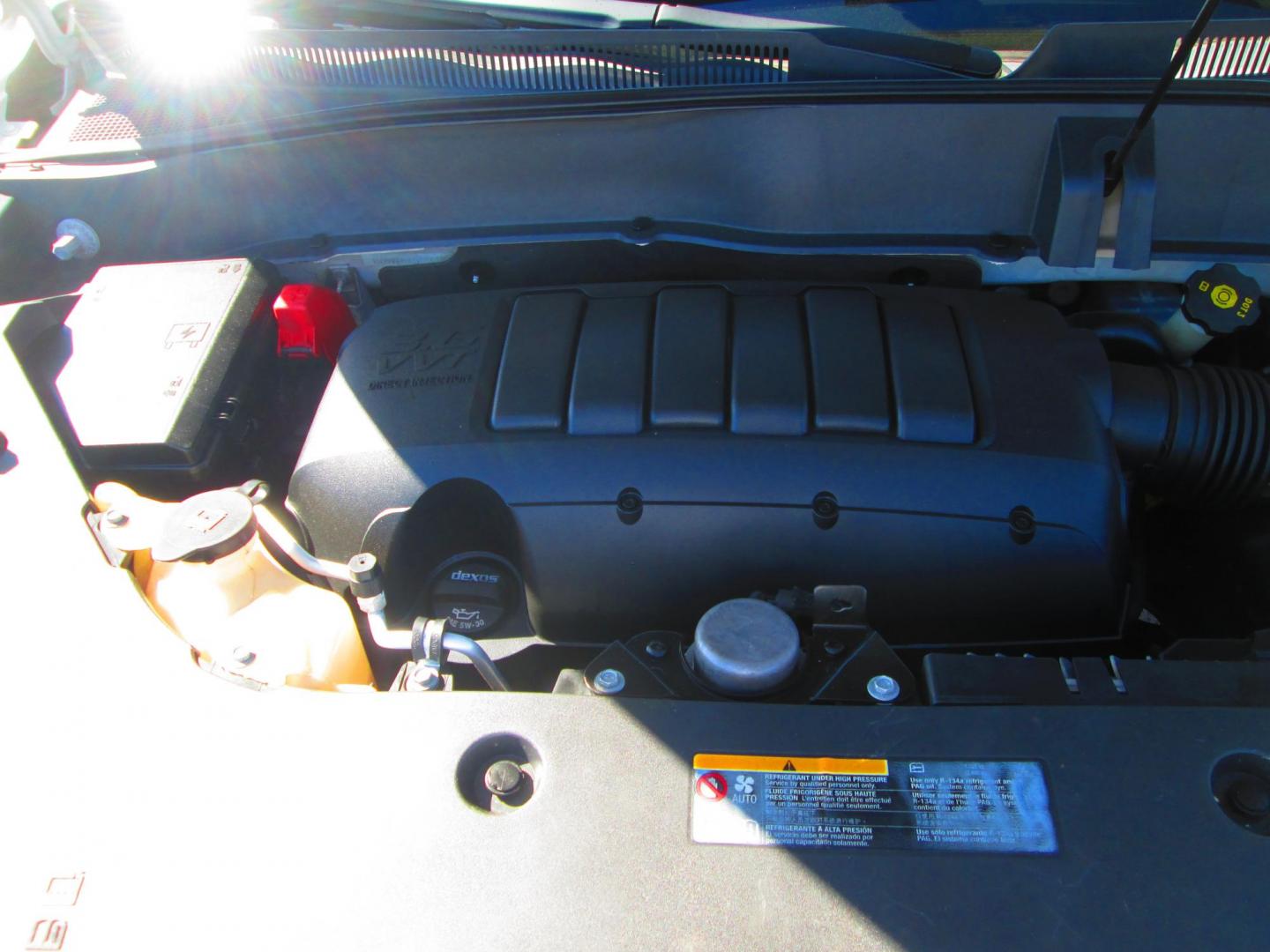 2013 WHITE GMC Acadia SLT-1 FWD (1GKKRRKD3DJ) with an 3.6L V6 DOHC 24V engine, 6-Speed Automatic transmission, located at 1815 NE 28th St., Fort Worth, TX, 76106, (817) 625-6251, 32.795582, -97.333069 - Photo#12