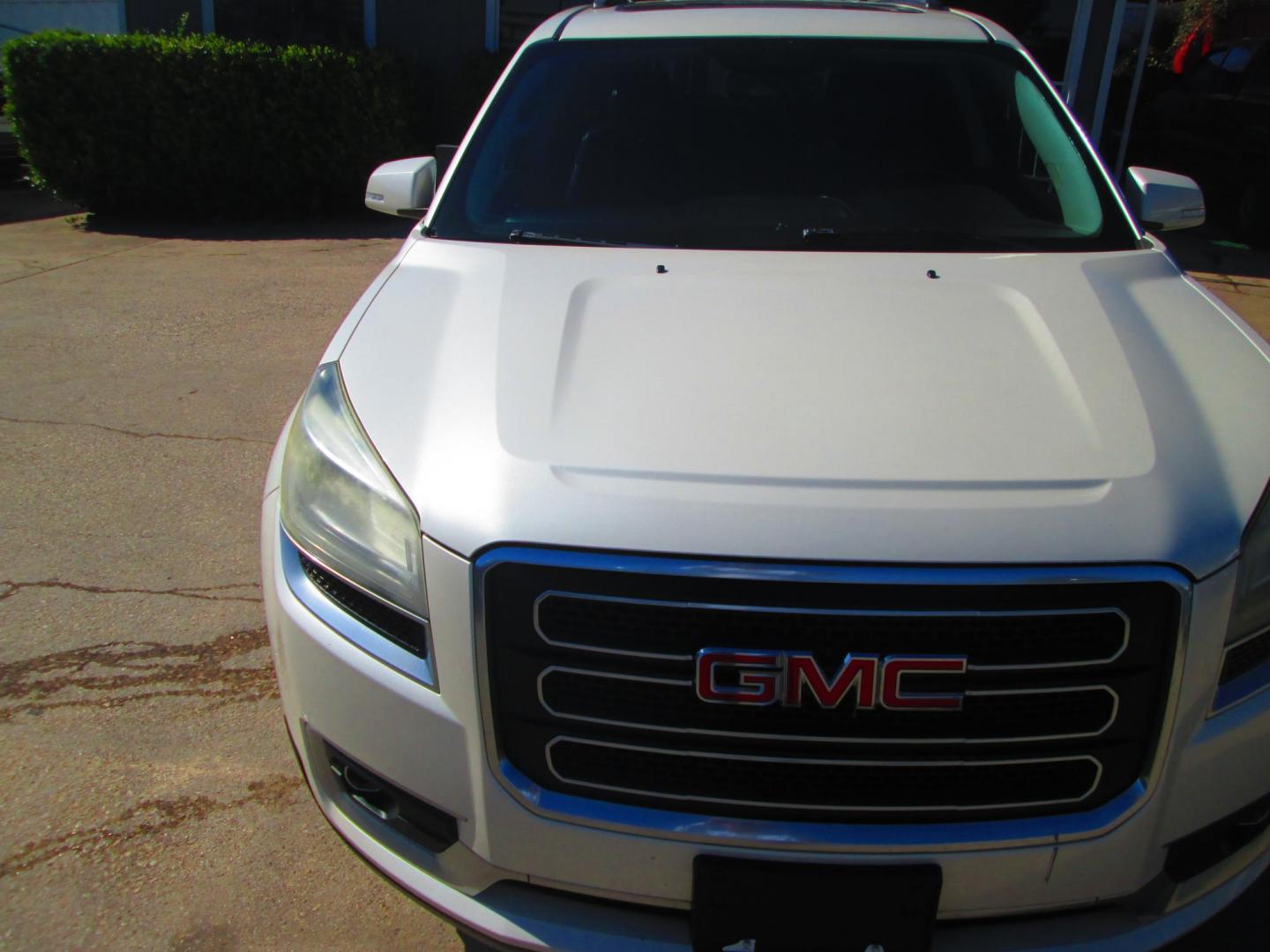 2013 WHITE GMC Acadia SLT-1 FWD (1GKKRRKD3DJ) with an 3.6L V6 DOHC 24V engine, 6-Speed Automatic transmission, located at 1815 NE 28th St., Fort Worth, TX, 76106, (817) 625-6251, 32.795582, -97.333069 - Photo#1