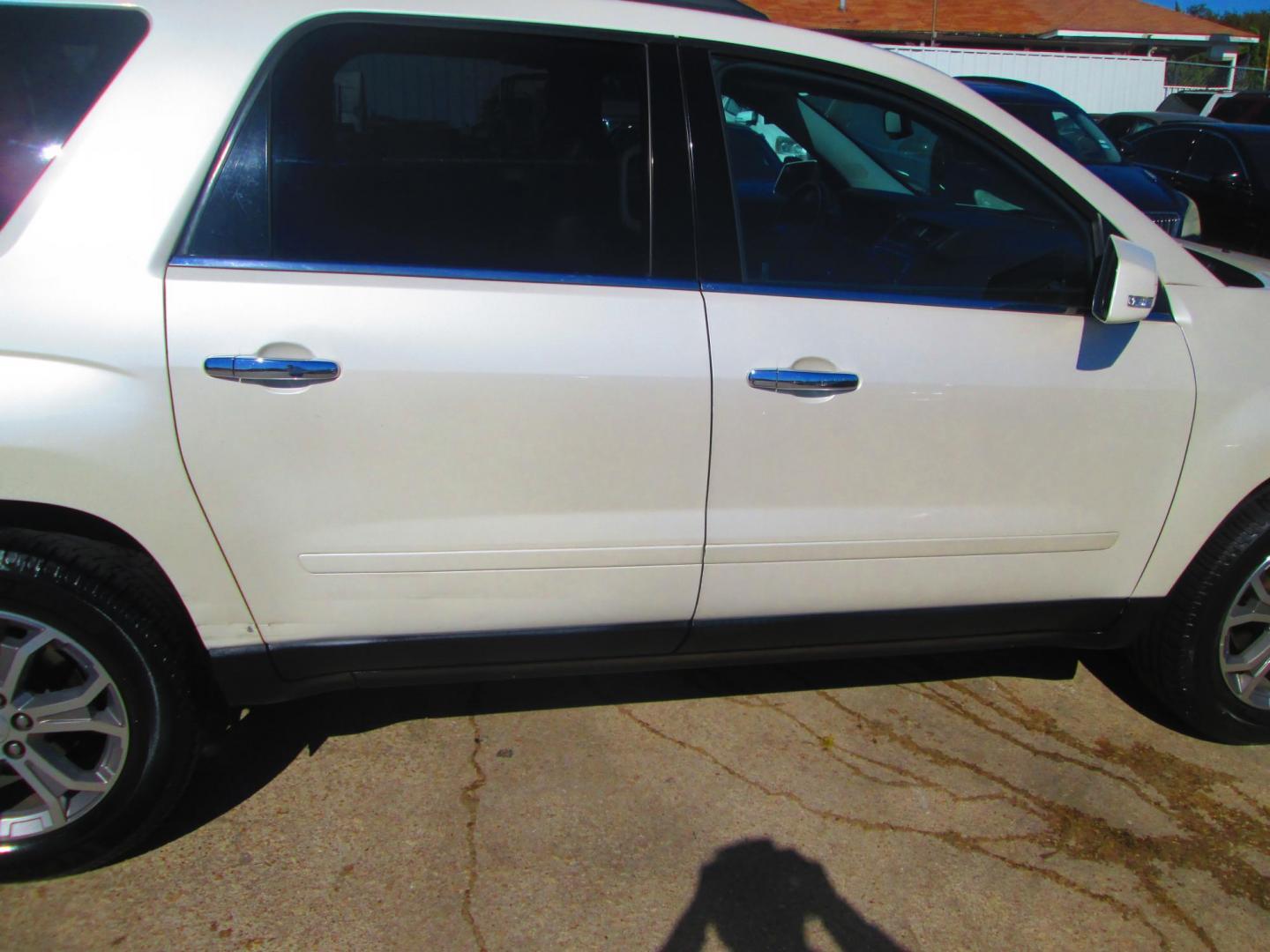 2013 WHITE GMC Acadia SLT-1 FWD (1GKKRRKD3DJ) with an 3.6L V6 DOHC 24V engine, 6-Speed Automatic transmission, located at 1815 NE 28th St., Fort Worth, TX, 76106, (817) 625-6251, 32.795582, -97.333069 - Photo#3