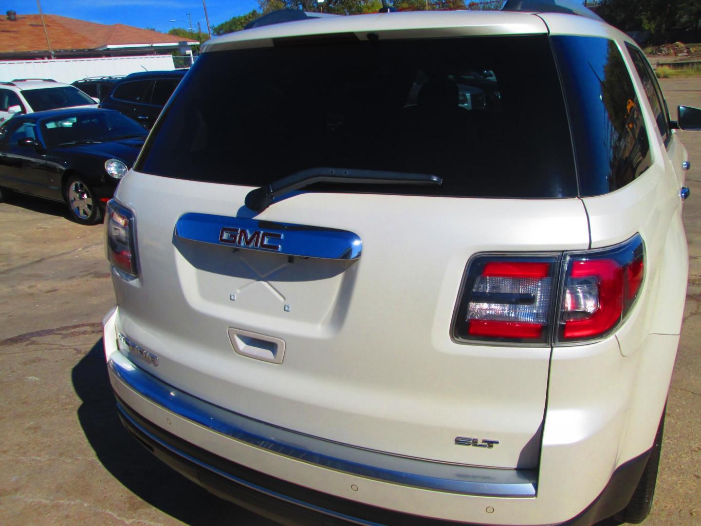 2013 WHITE GMC Acadia SLT-1 FWD (1GKKRRKD3DJ) with an 3.6L V6 DOHC 24V engine, 6-Speed Automatic transmission, located at 1815 NE 28th St., Fort Worth, TX, 76106, (817) 625-6251, 32.795582, -97.333069 - Photo#5