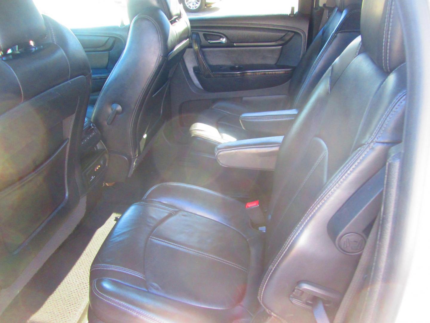 2013 WHITE GMC Acadia SLT-1 FWD (1GKKRRKD3DJ) with an 3.6L V6 DOHC 24V engine, 6-Speed Automatic transmission, located at 1815 NE 28th St., Fort Worth, TX, 76106, (817) 625-6251, 32.795582, -97.333069 - Photo#9