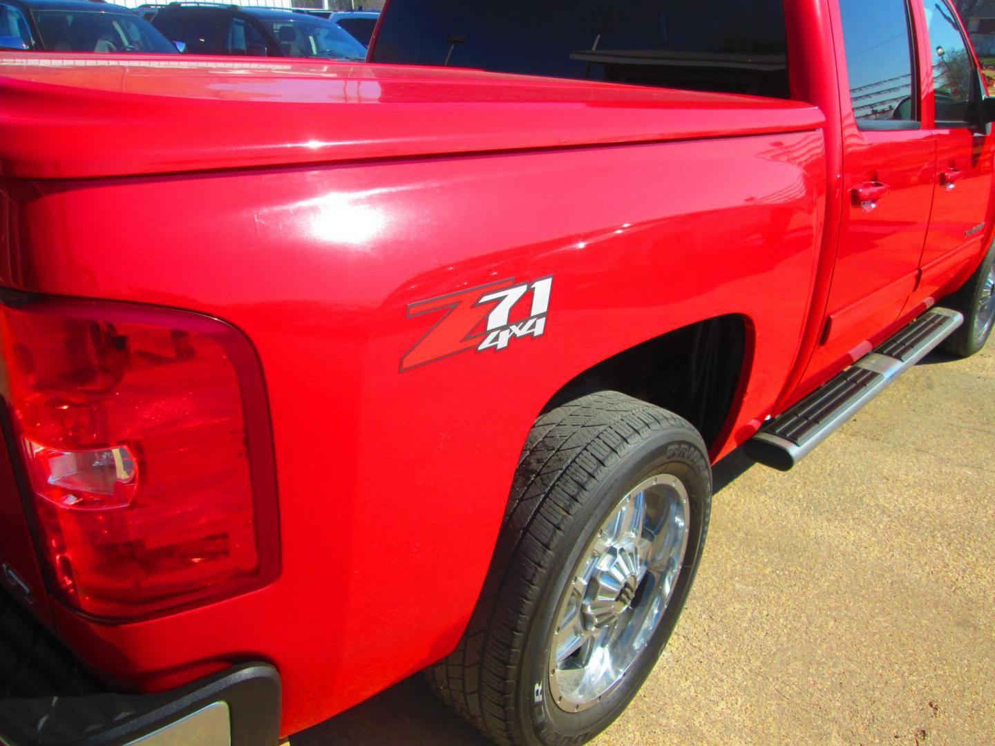 2011 RED Chevrolet Silverado 1500 LTZ Crew Cab 4WD (3GCPKTE38BG) with an 5.3L V8 OHV 16V FFV engine, 4-Speed Automatic transmission, located at 1815 NE 28th St., Fort Worth, TX, 76106, (817) 625-6251, 32.795582, -97.333069 - Photo#4