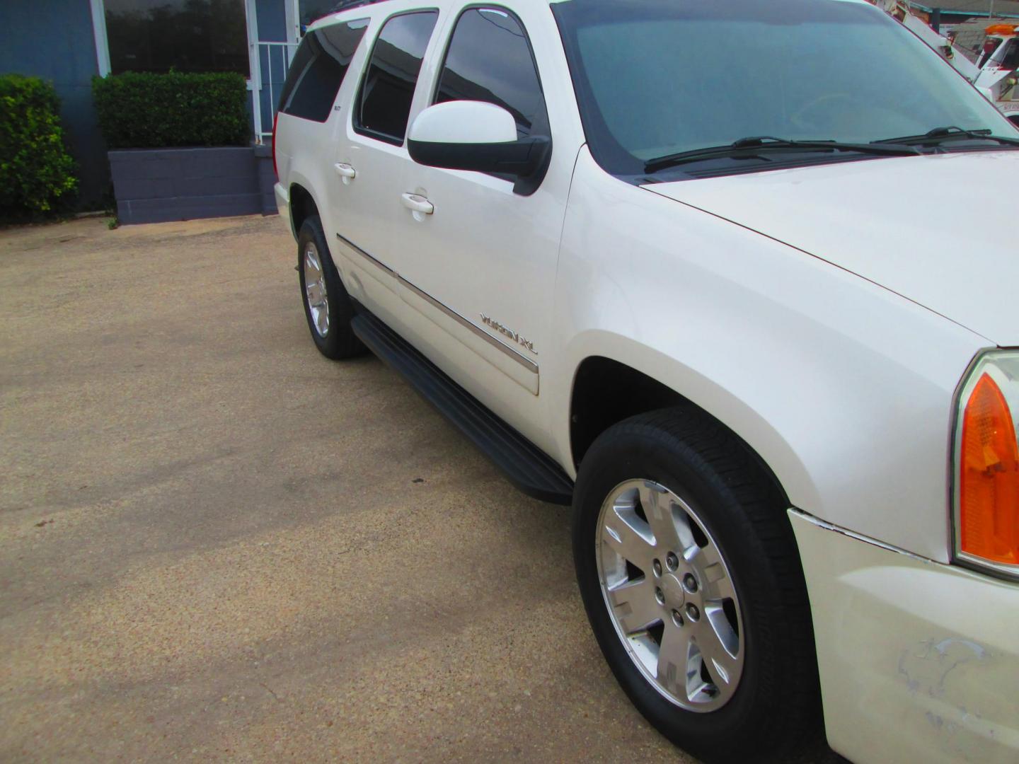 2011 WHITE GMC Yukon XL SLT-1 1/2 Ton 4WD (1GKS2KE32BR) with an 5.3L V8 OHV 16V FFV engine, 4-Speed Automatic transmission, located at 1815 NE 28th St., Fort Worth, TX, 76106, (817) 625-6251, 32.795582, -97.333069 - Photo#2