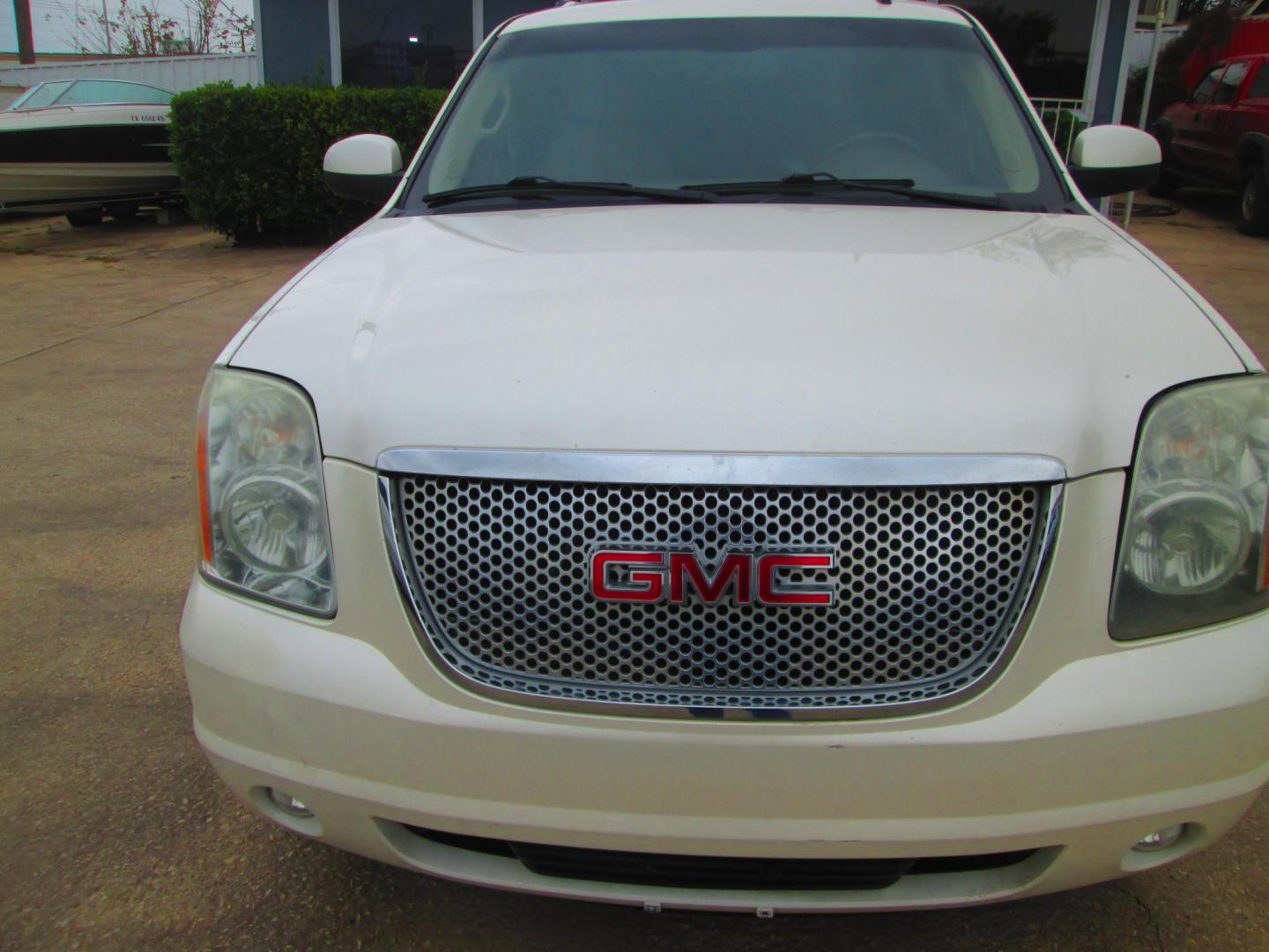 2011 WHITE GMC Yukon XL SLT-1 1/2 Ton 4WD (1GKS2KE32BR) with an 5.3L V8 OHV 16V FFV engine, 4-Speed Automatic transmission, located at 1815 NE 28th St., Fort Worth, TX, 76106, (817) 625-6251, 32.795582, -97.333069 - Photo#1