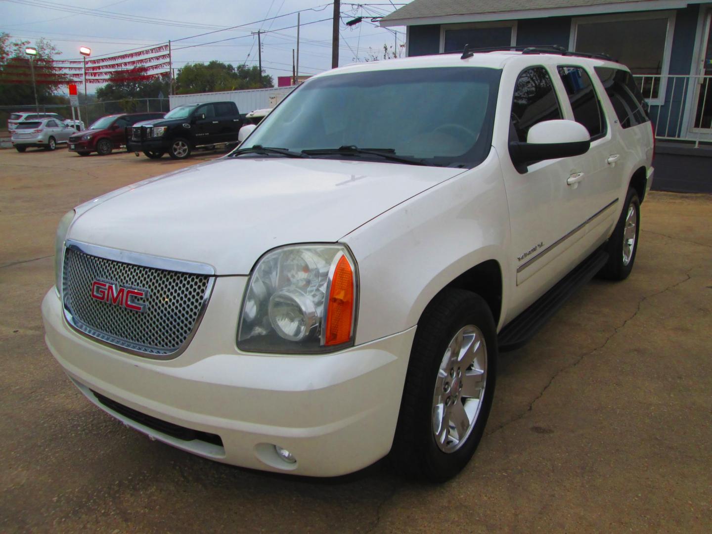 2011 GMC Yukon XL SLT's photo