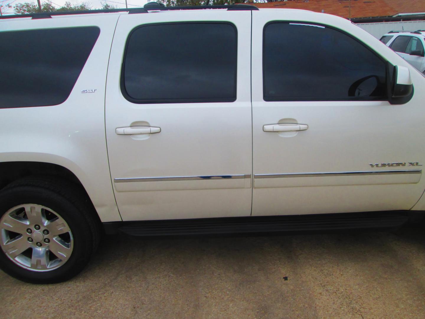 2011 WHITE GMC Yukon XL SLT-1 1/2 Ton 4WD (1GKS2KE32BR) with an 5.3L V8 OHV 16V FFV engine, 4-Speed Automatic transmission, located at 1815 NE 28th St., Fort Worth, TX, 76106, (817) 625-6251, 32.795582, -97.333069 - Photo#3