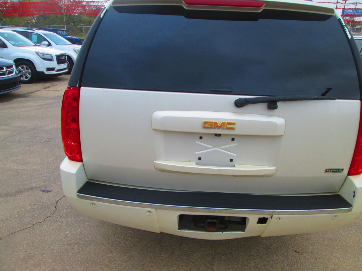 2011 WHITE GMC Yukon XL SLT-1 1/2 Ton 4WD (1GKS2KE32BR) with an 5.3L V8 OHV 16V FFV engine, 4-Speed Automatic transmission, located at 1815 NE 28th St., Fort Worth, TX, 76106, (817) 625-6251, 32.795582, -97.333069 - Photo#5