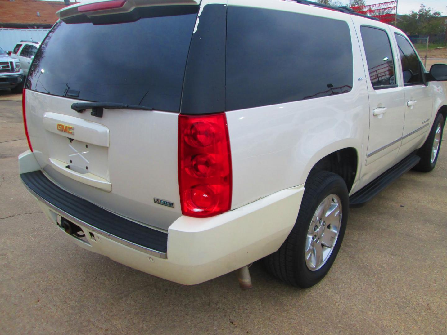 2011 WHITE GMC Yukon XL SLT-1 1/2 Ton 4WD (1GKS2KE32BR) with an 5.3L V8 OHV 16V FFV engine, 4-Speed Automatic transmission, located at 1815 NE 28th St., Fort Worth, TX, 76106, (817) 625-6251, 32.795582, -97.333069 - Photo#4