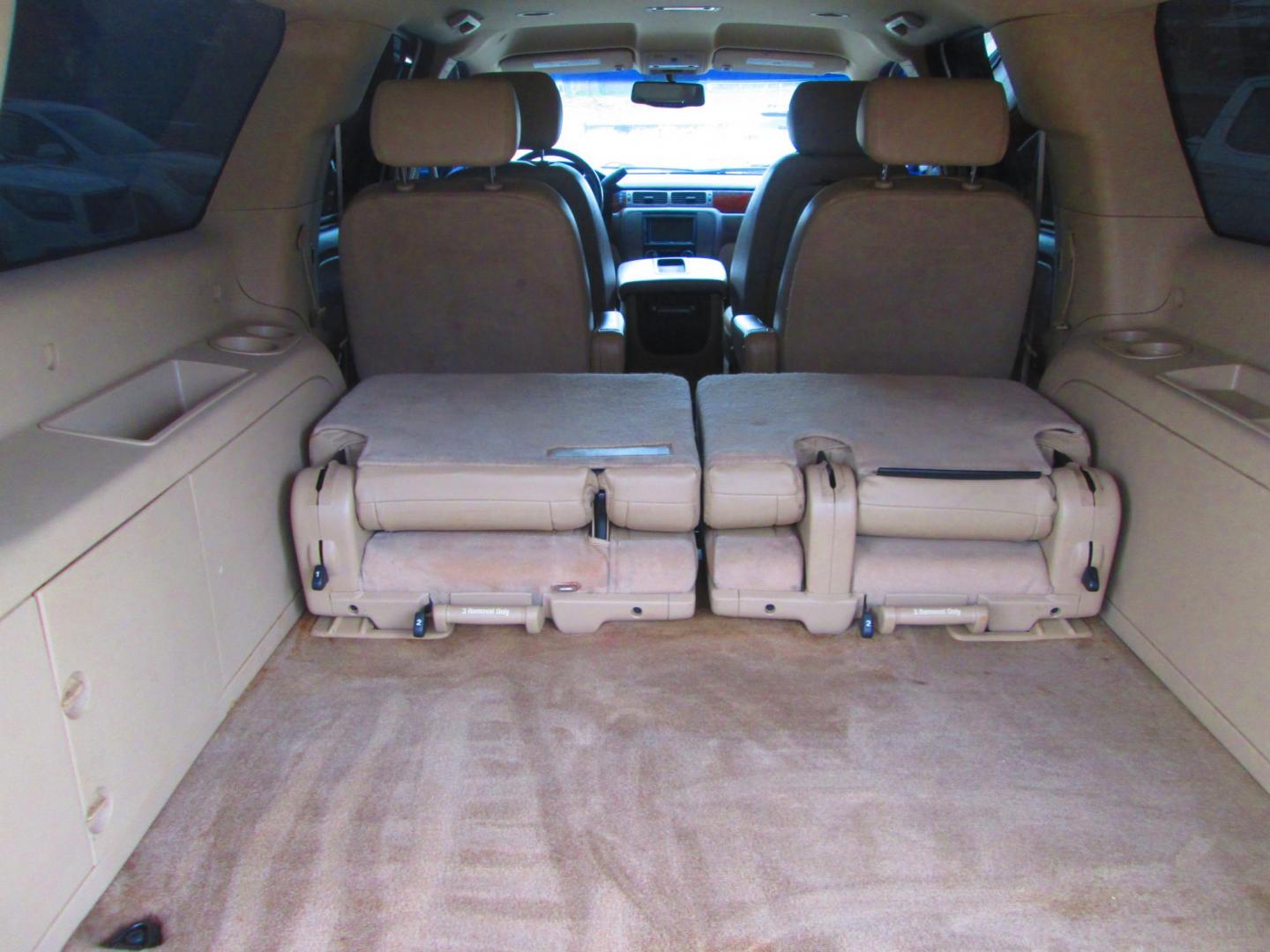 2011 WHITE GMC Yukon XL SLT-1 1/2 Ton 4WD (1GKS2KE32BR) with an 5.3L V8 OHV 16V FFV engine, 4-Speed Automatic transmission, located at 1815 NE 28th St., Fort Worth, TX, 76106, (817) 625-6251, 32.795582, -97.333069 - Photo#6