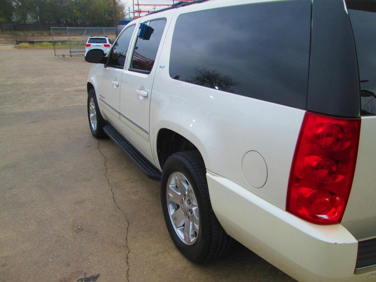 2011 WHITE GMC Yukon XL SLT-1 1/2 Ton 4WD (1GKS2KE32BR) with an 5.3L V8 OHV 16V FFV engine, 4-Speed Automatic transmission, located at 1815 NE 28th St., Fort Worth, TX, 76106, (817) 625-6251, 32.795582, -97.333069 - Photo#7