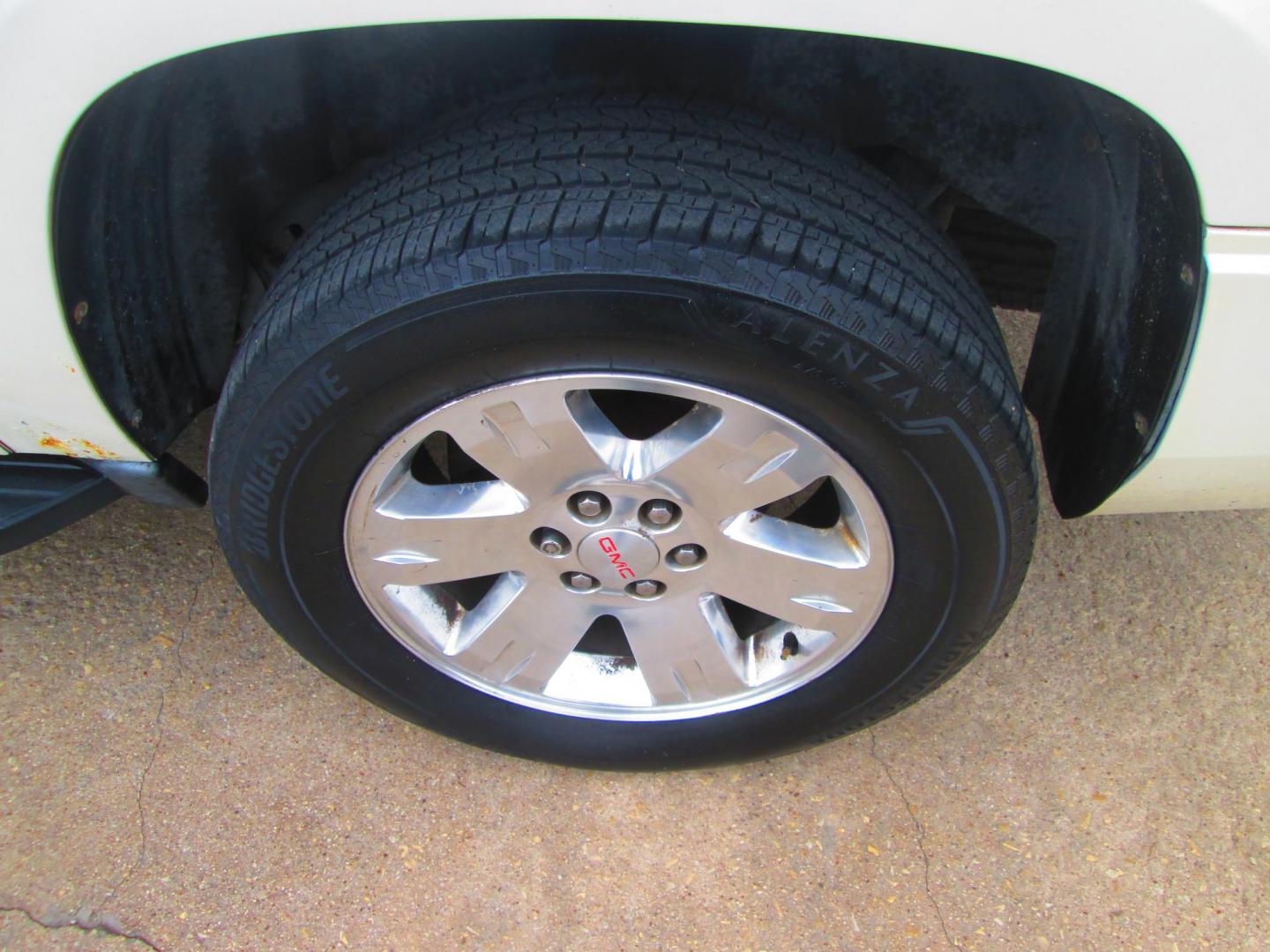 2011 WHITE GMC Yukon XL SLT-1 1/2 Ton 4WD (1GKS2KE32BR) with an 5.3L V8 OHV 16V FFV engine, 4-Speed Automatic transmission, located at 1815 NE 28th St., Fort Worth, TX, 76106, (817) 625-6251, 32.795582, -97.333069 - Photo#8