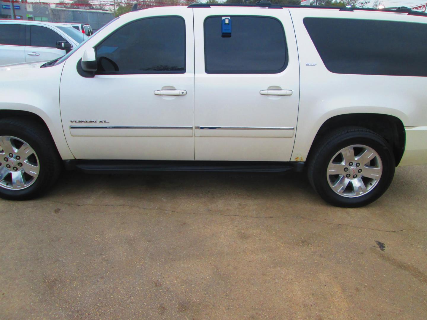 2011 WHITE GMC Yukon XL SLT-1 1/2 Ton 4WD (1GKS2KE32BR) with an 5.3L V8 OHV 16V FFV engine, 4-Speed Automatic transmission, located at 1815 NE 28th St., Fort Worth, TX, 76106, (817) 625-6251, 32.795582, -97.333069 - Photo#9