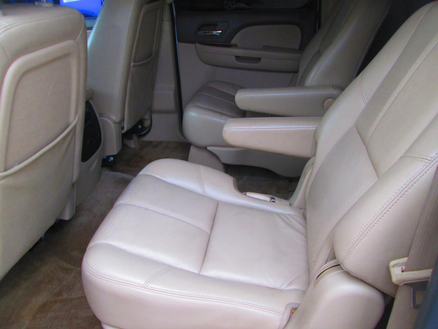 2011 WHITE GMC Yukon XL SLT-1 1/2 Ton 4WD (1GKS2KE32BR) with an 5.3L V8 OHV 16V FFV engine, 4-Speed Automatic transmission, located at 1815 NE 28th St., Fort Worth, TX, 76106, (817) 625-6251, 32.795582, -97.333069 - Photo#10