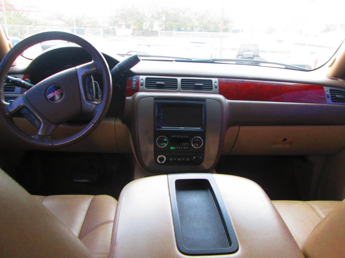 2011 WHITE GMC Yukon XL SLT-1 1/2 Ton 4WD (1GKS2KE32BR) with an 5.3L V8 OHV 16V FFV engine, 4-Speed Automatic transmission, located at 1815 NE 28th St., Fort Worth, TX, 76106, (817) 625-6251, 32.795582, -97.333069 - Photo#11