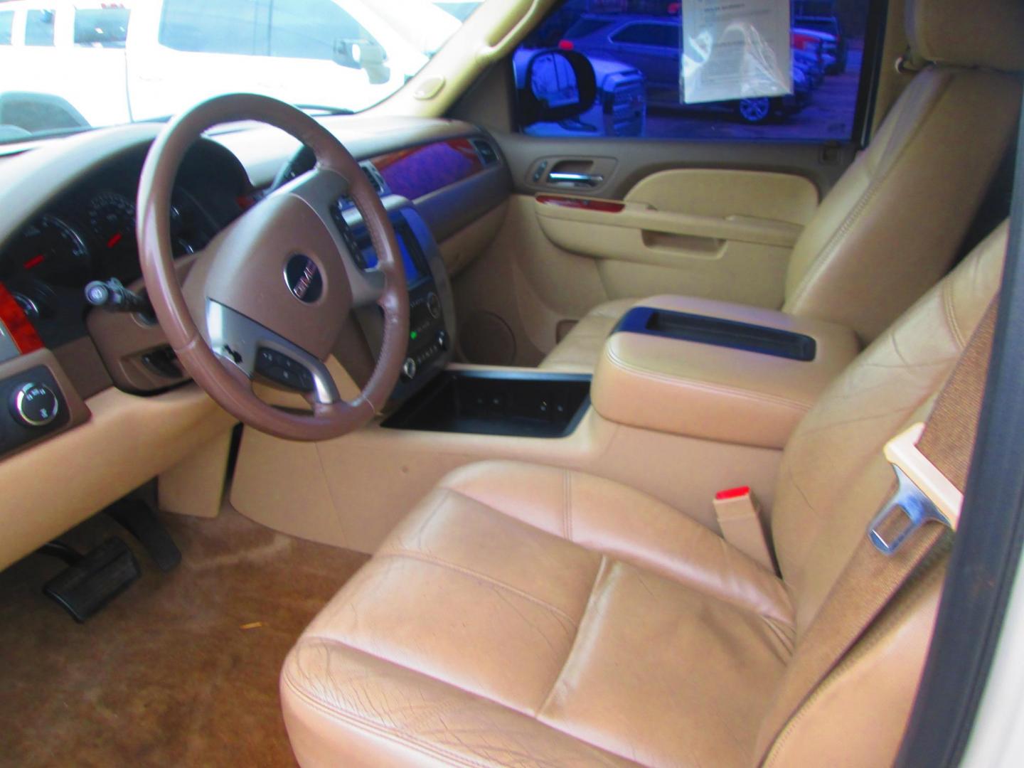 2011 WHITE GMC Yukon XL SLT-1 1/2 Ton 4WD (1GKS2KE32BR) with an 5.3L V8 OHV 16V FFV engine, 4-Speed Automatic transmission, located at 1815 NE 28th St., Fort Worth, TX, 76106, (817) 625-6251, 32.795582, -97.333069 - Photo#12