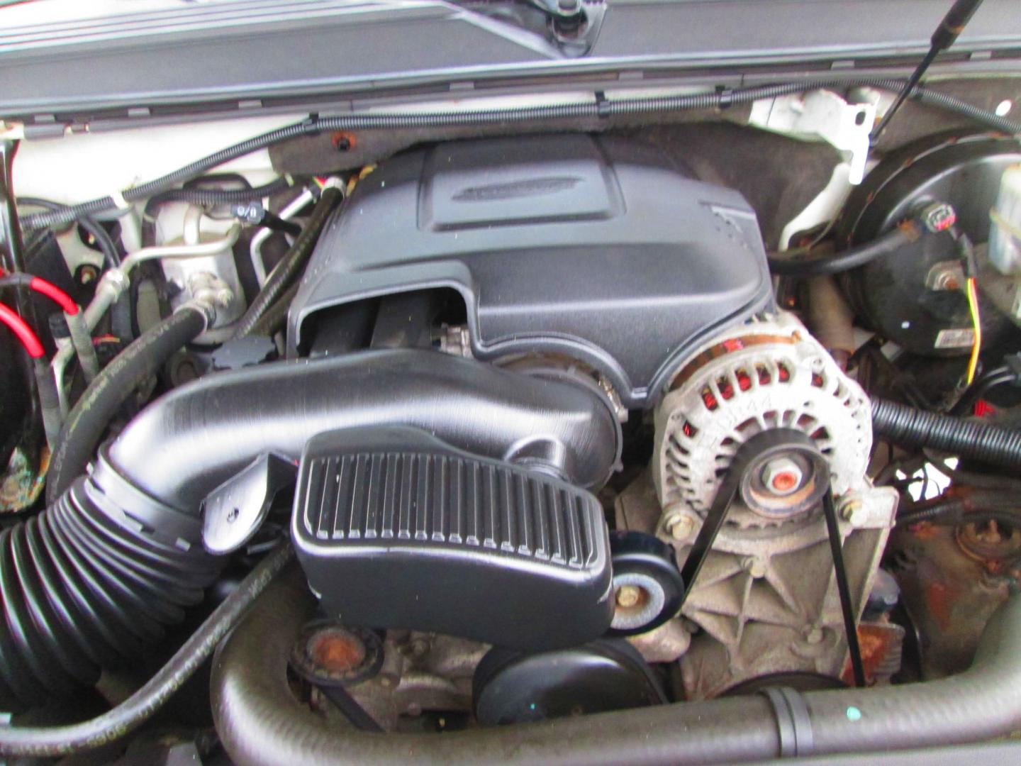 2011 WHITE GMC Yukon XL SLT-1 1/2 Ton 4WD (1GKS2KE32BR) with an 5.3L V8 OHV 16V FFV engine, 4-Speed Automatic transmission, located at 1815 NE 28th St., Fort Worth, TX, 76106, (817) 625-6251, 32.795582, -97.333069 - Photo#13