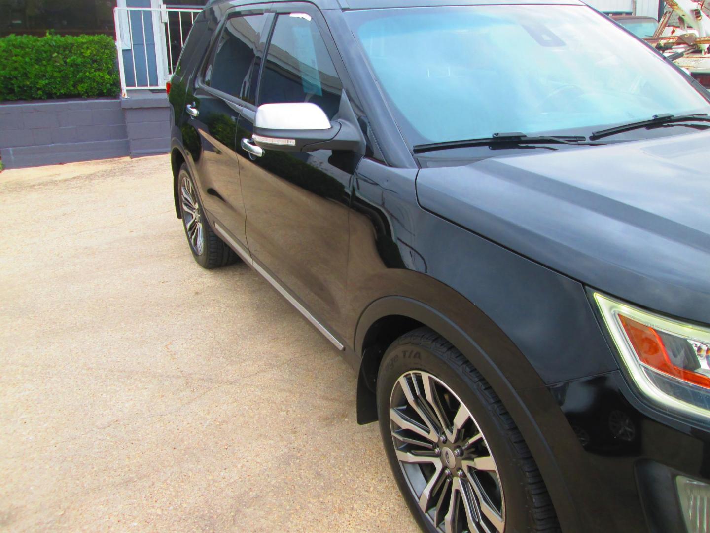 2016 BLACK Ford Explorer Platinum AWD (1FM5K8HT9GG) with an 3.5L V6 DOHC 24V engine, 6A transmission, located at 1815 NE 28th St., Fort Worth, TX, 76106, (817) 625-6251, 32.795582, -97.333069 - Photo#2