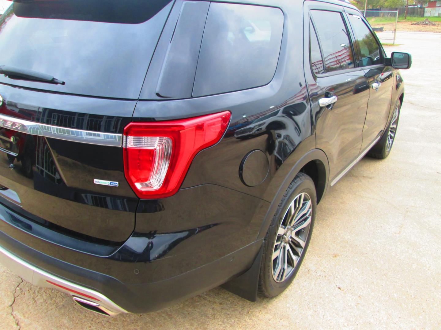 2016 BLACK Ford Explorer Platinum AWD (1FM5K8HT9GG) with an 3.5L V6 DOHC 24V engine, 6A transmission, located at 1815 NE 28th St., Fort Worth, TX, 76106, (817) 625-6251, 32.795582, -97.333069 - Photo#4