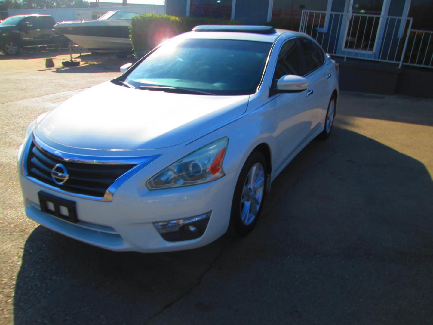 2015 WHITE Nissan Altima 2.5 S (1N4AL3AP4FC) with an 2.5L L4 DOHC 16V engine, Continuously Variable Transmission transmission, located at 1815 NE 28th St., Fort Worth, TX, 76106, (817) 625-6251, 32.795582, -97.333069 - Photo#0