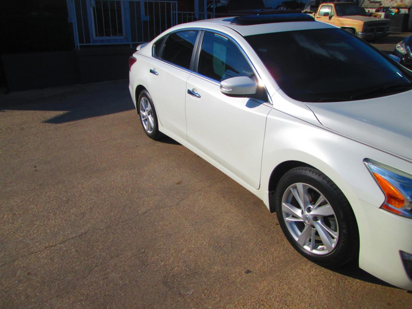 2015 WHITE Nissan Altima 2.5 S (1N4AL3AP4FC) with an 2.5L L4 DOHC 16V engine, Continuously Variable Transmission transmission, located at 1815 NE 28th St., Fort Worth, TX, 76106, (817) 625-6251, 32.795582, -97.333069 - Photo#2