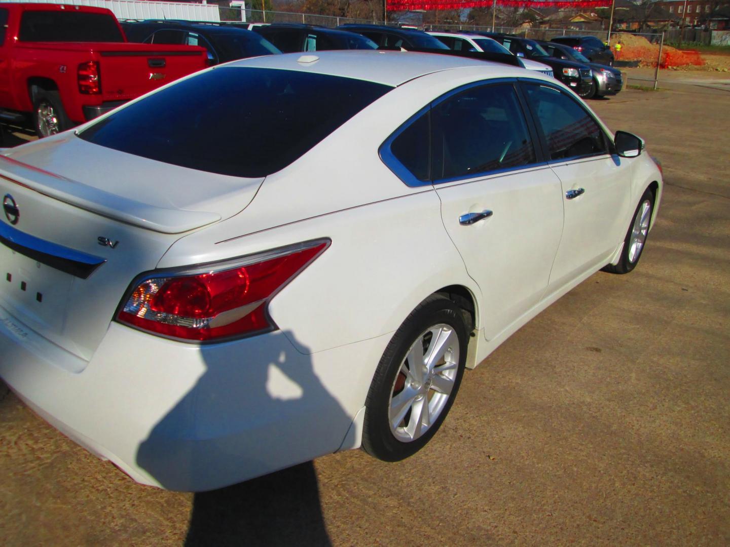 2015 WHITE Nissan Altima 2.5 S (1N4AL3AP4FC) with an 2.5L L4 DOHC 16V engine, Continuously Variable Transmission transmission, located at 1815 NE 28th St., Fort Worth, TX, 76106, (817) 625-6251, 32.795582, -97.333069 - Photo#4
