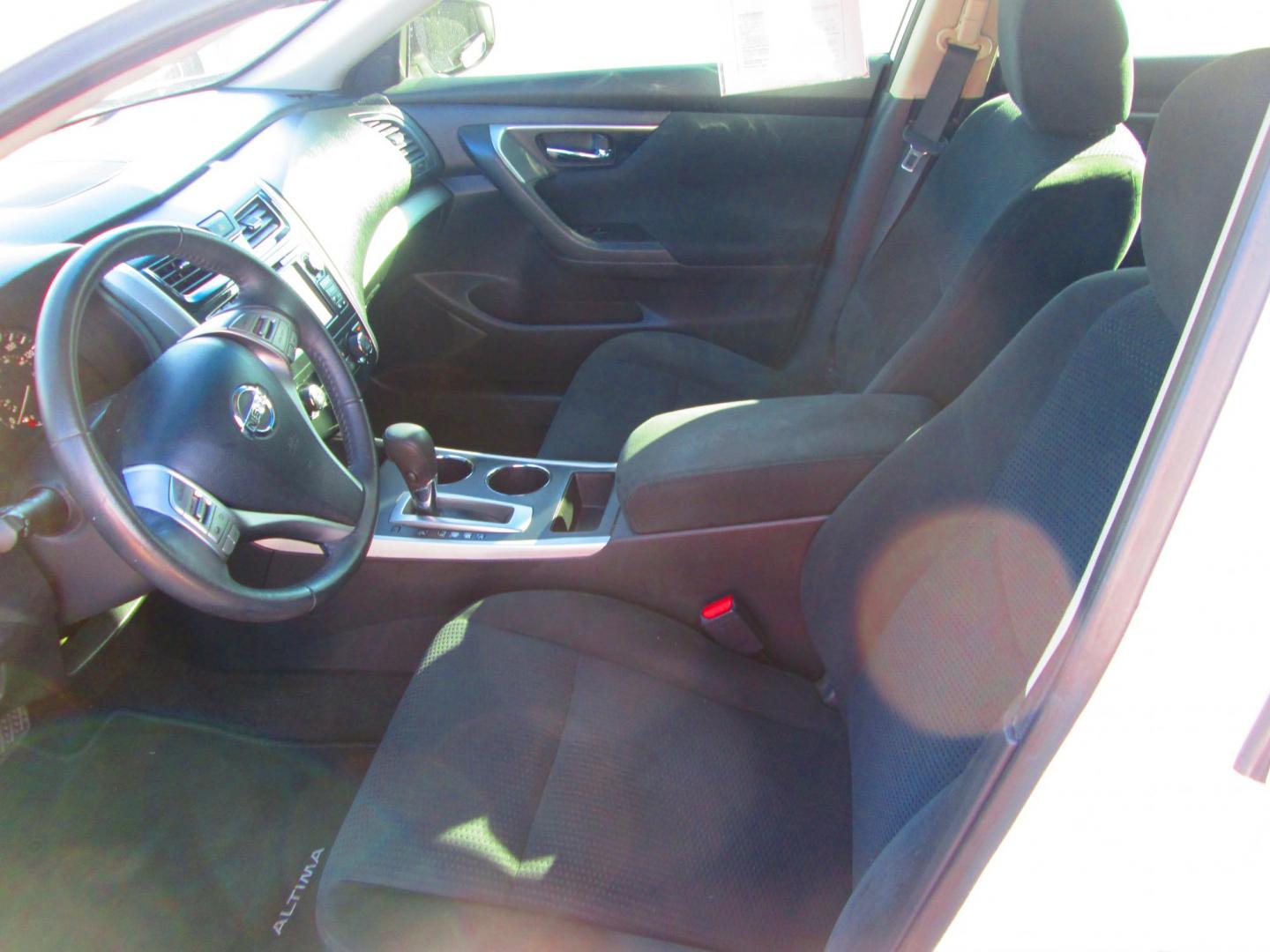 2015 WHITE Nissan Altima 2.5 S (1N4AL3AP4FC) with an 2.5L L4 DOHC 16V engine, Continuously Variable Transmission transmission, located at 1815 NE 28th St., Fort Worth, TX, 76106, (817) 625-6251, 32.795582, -97.333069 - Photo#10