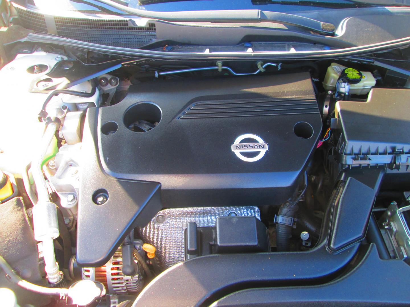 2015 WHITE Nissan Altima 2.5 S (1N4AL3AP4FC) with an 2.5L L4 DOHC 16V engine, Continuously Variable Transmission transmission, located at 1815 NE 28th St., Fort Worth, TX, 76106, (817) 625-6251, 32.795582, -97.333069 - Photo#11