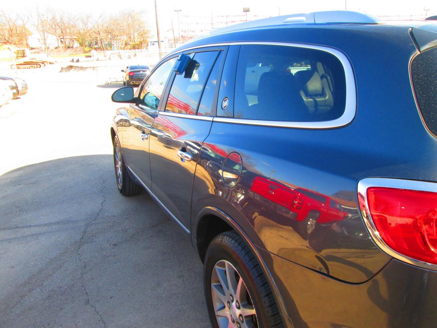 2014 GRAY Buick Enclave Leather FWD (5GAKRBKD0EJ) with an 3.6L V6 DOHC 24V engine, 6-Speed Automatic Overdrive transmission, located at 1815 NE 28th St., Fort Worth, TX, 76106, (817) 625-6251, 32.795582, -97.333069 - Photo#6