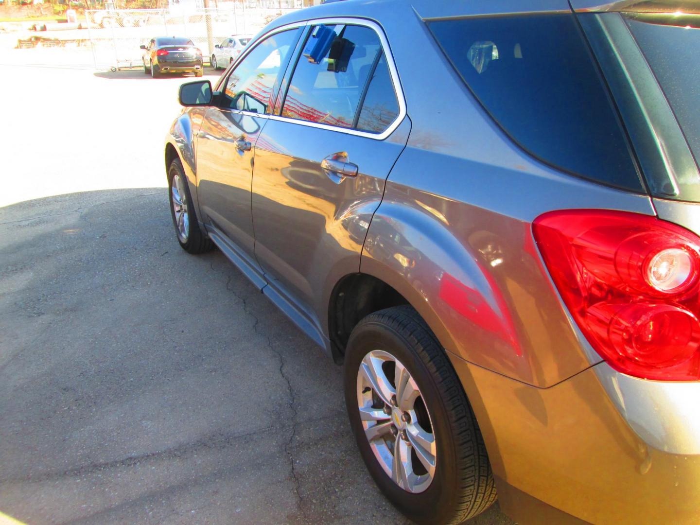 2011 GRAY Chevrolet Equinox 1LT 2WD (2CNALDEC0B6) with an 2.4L L4 DOHC 16V engine, 6-Speed Automatic transmission, located at 1815 NE 28th St., Fort Worth, TX, 76106, (817) 625-6251, 32.795582, -97.333069 - Photo#6
