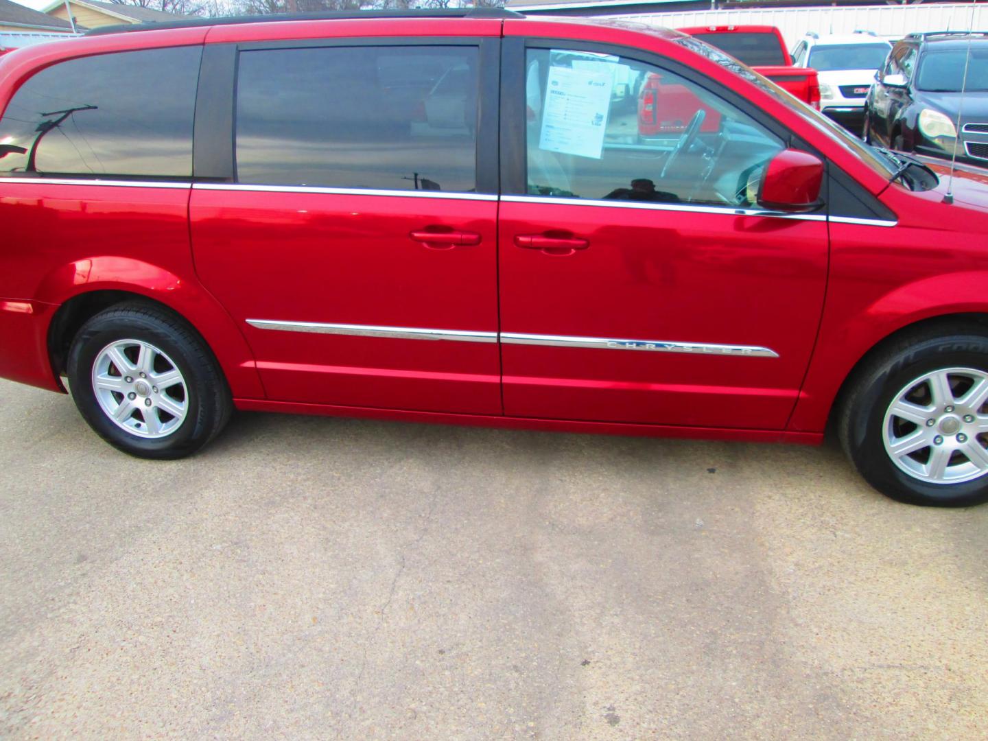 2011 RED Chrysler Town & Country Touring (2A4RR5DG6BR) with an 3.6L V6 DOHC 24V engine, 6-Speed Automatic transmission, located at 1815 NE 28th St., Fort Worth, TX, 76106, (817) 625-6251, 32.795582, -97.333069 - Photo#3