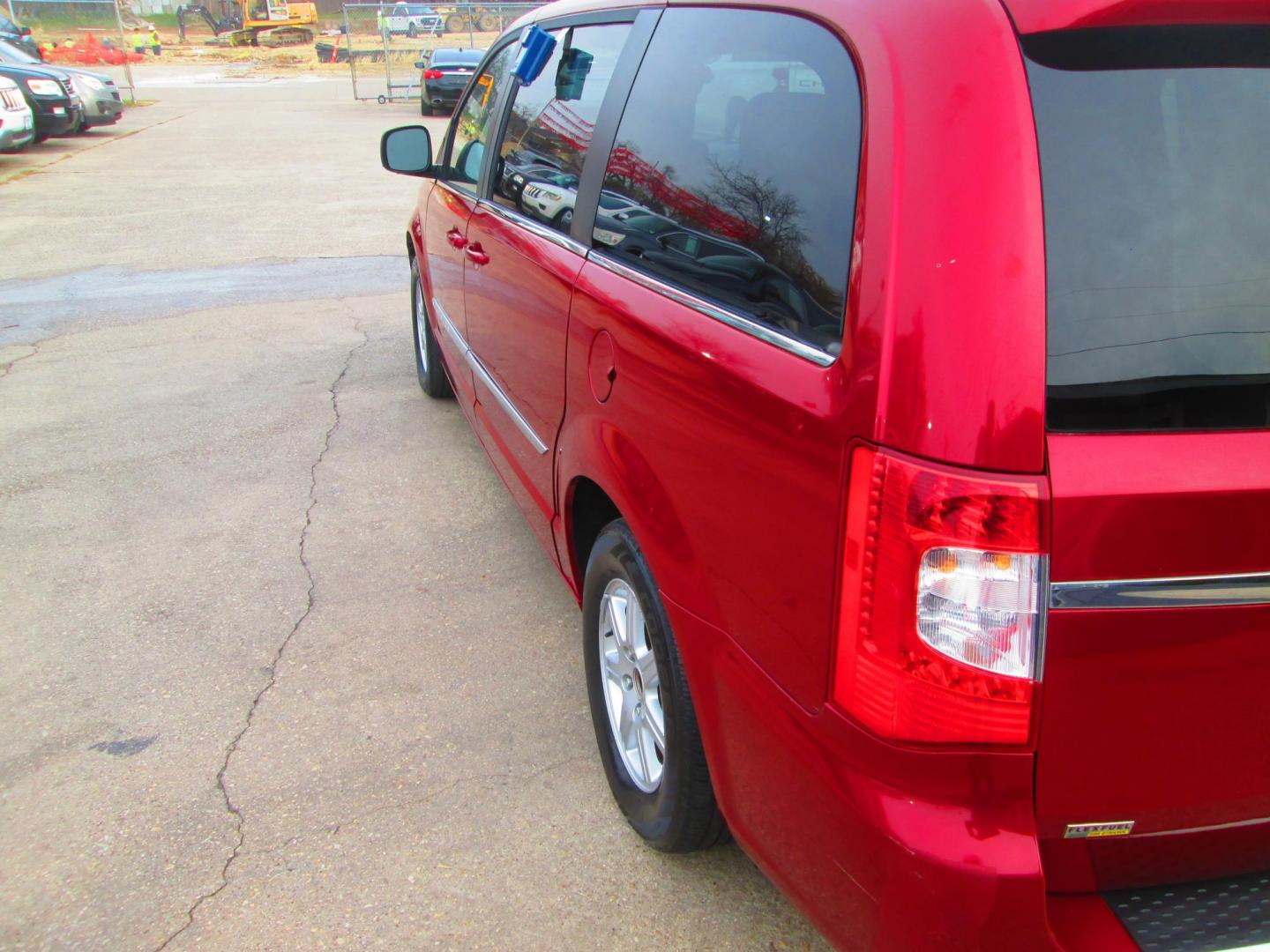 2011 RED Chrysler Town & Country Touring (2A4RR5DG6BR) with an 3.6L V6 DOHC 24V engine, 6-Speed Automatic transmission, located at 1815 NE 28th St., Fort Worth, TX, 76106, (817) 625-6251, 32.795582, -97.333069 - Photo#7
