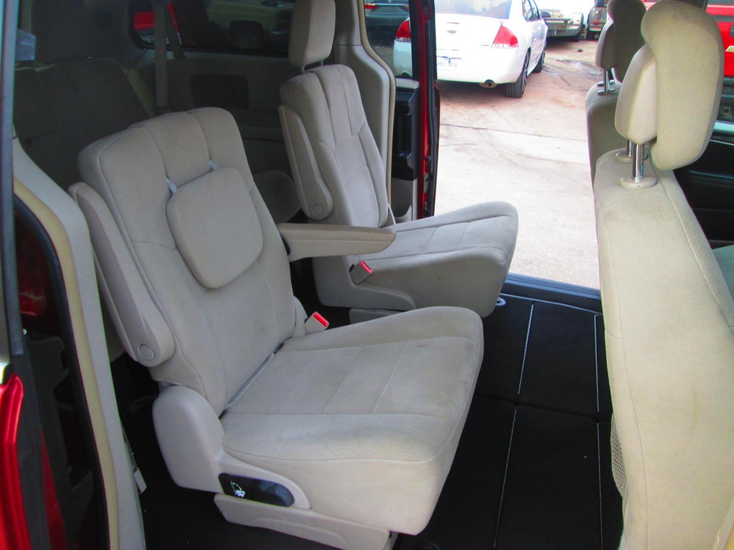 2011 RED Chrysler Town & Country Touring (2A4RR5DG6BR) with an 3.6L V6 DOHC 24V engine, 6-Speed Automatic transmission, located at 1815 NE 28th St., Fort Worth, TX, 76106, (817) 625-6251, 32.795582, -97.333069 - Photo#9