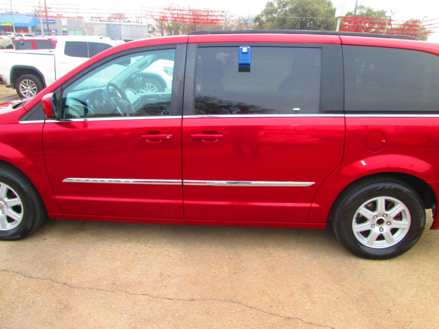 2011 RED Chrysler Town & Country Touring (2A4RR5DG6BR) with an 3.6L V6 DOHC 24V engine, 6-Speed Automatic transmission, located at 1815 NE 28th St., Fort Worth, TX, 76106, (817) 625-6251, 32.795582, -97.333069 - Photo#8