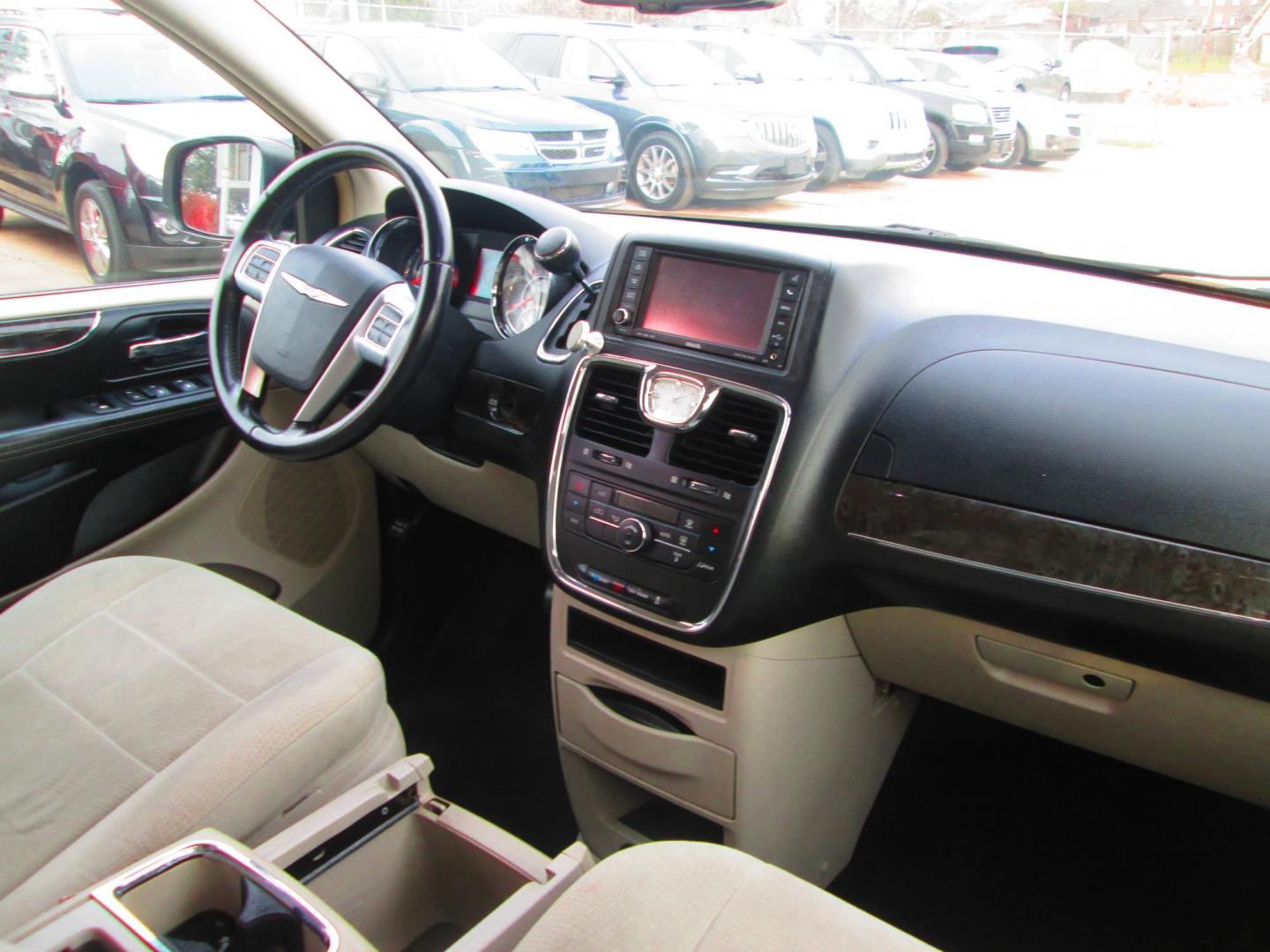 2011 RED Chrysler Town & Country Touring (2A4RR5DG6BR) with an 3.6L V6 DOHC 24V engine, 6-Speed Automatic transmission, located at 1815 NE 28th St., Fort Worth, TX, 76106, (817) 625-6251, 32.795582, -97.333069 - Photo#10