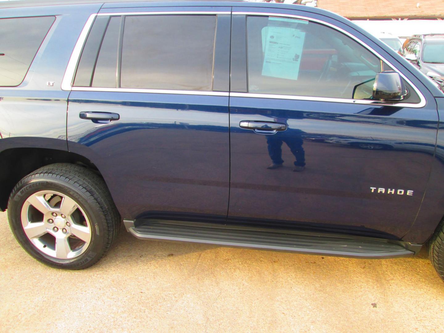 2020 BLUE Chevrolet Tahoe LT 2WD (1GNSCBKC4LR) with an 5.3L V8 OHV 16V engine, 6A transmission, located at 1815 NE 28th St., Fort Worth, TX, 76106, (817) 625-6251, 32.795582, -97.333069 - Photo#3
