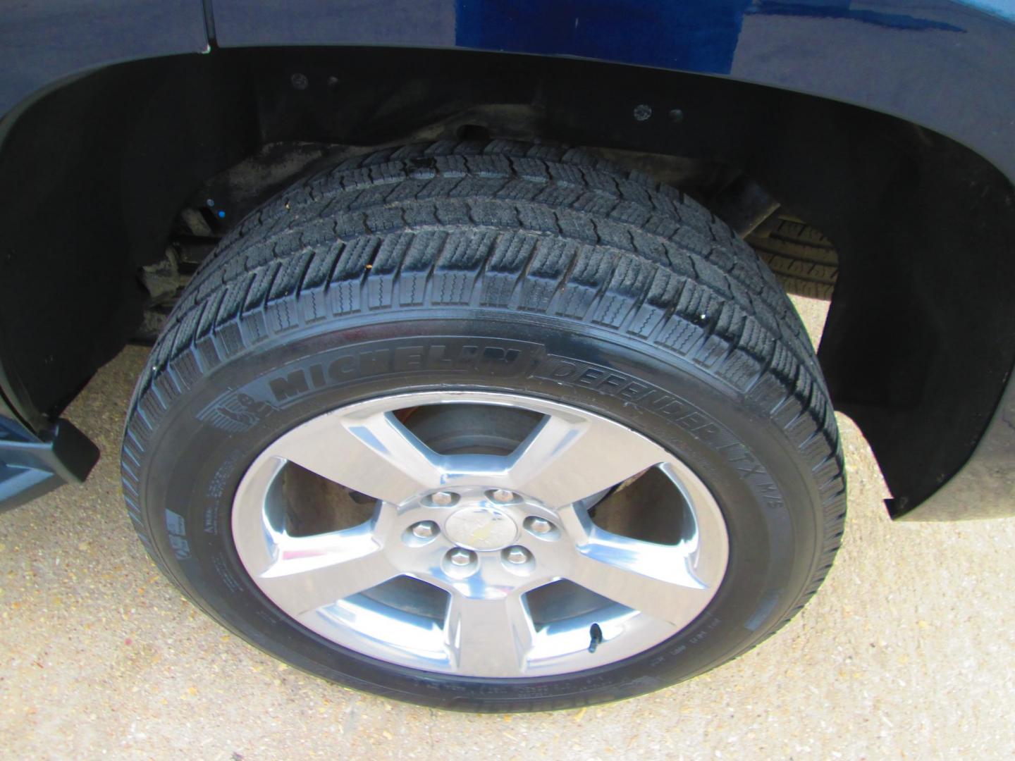 2020 BLUE Chevrolet Tahoe LT 2WD (1GNSCBKC4LR) with an 5.3L V8 OHV 16V engine, 6A transmission, located at 1815 NE 28th St., Fort Worth, TX, 76106, (817) 625-6251, 32.795582, -97.333069 - Photo#8