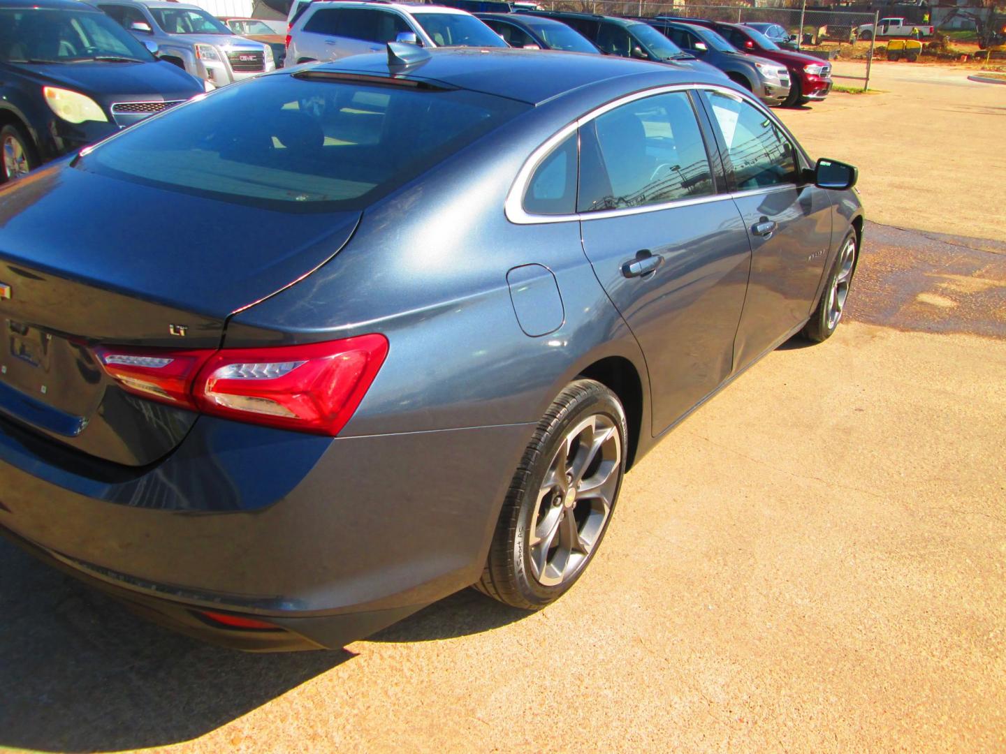 2020 GRAY Chevrolet Malibu LT (1G1ZD5ST3LF) with an 1.5L L4 DOHC 16V engine, 6A transmission, located at 1815 NE 28th St., Fort Worth, TX, 76106, (817) 625-6251, 32.795582, -97.333069 - Photo#4