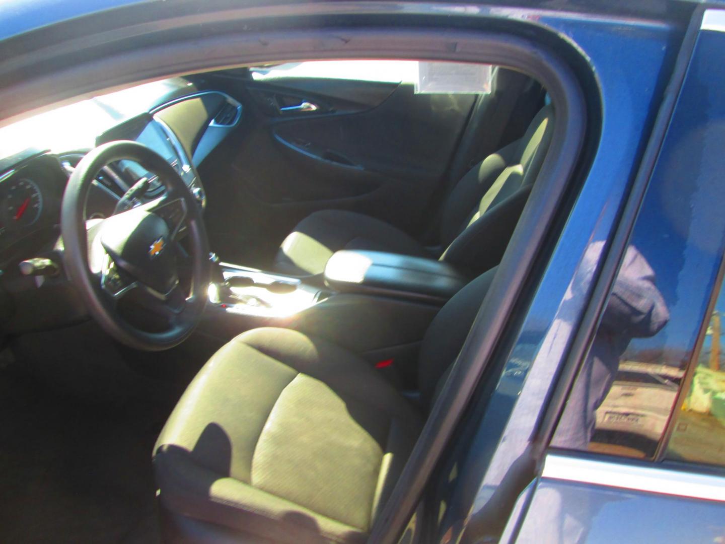 2020 GRAY Chevrolet Malibu LT (1G1ZD5ST3LF) with an 1.5L L4 DOHC 16V engine, 6A transmission, located at 1815 NE 28th St., Fort Worth, TX, 76106, (817) 625-6251, 32.795582, -97.333069 - Photo#10