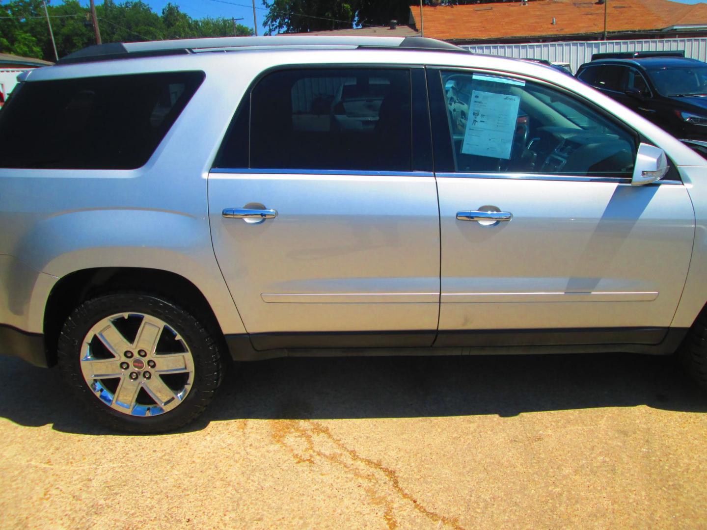 2017 SILVER GMC Acadia SLT-2 AWD (1GKKVSKD2HJ) with an 3.6L V6 DOHC 24V engine, 6A transmission, located at 1815 NE 28th St., Fort Worth, TX, 76106, (817) 625-6251, 32.795582, -97.333069 - Photo#3