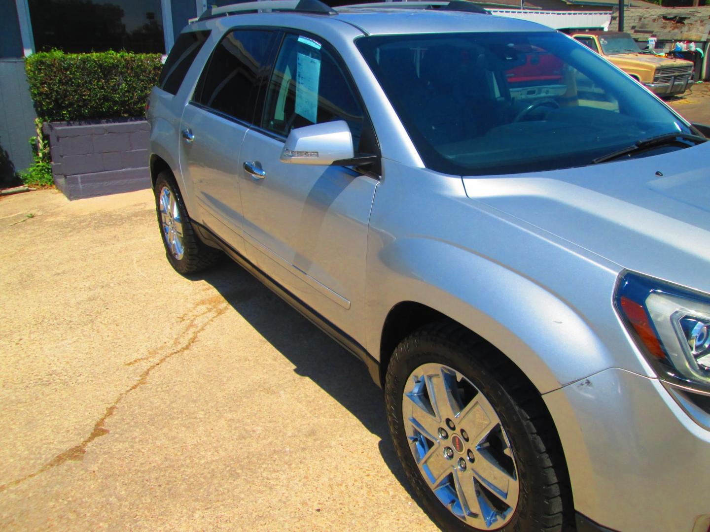 2017 SILVER GMC Acadia SLT-2 AWD (1GKKVSKD2HJ) with an 3.6L V6 DOHC 24V engine, 6A transmission, located at 1815 NE 28th St., Fort Worth, TX, 76106, (817) 625-6251, 32.795582, -97.333069 - Photo#2