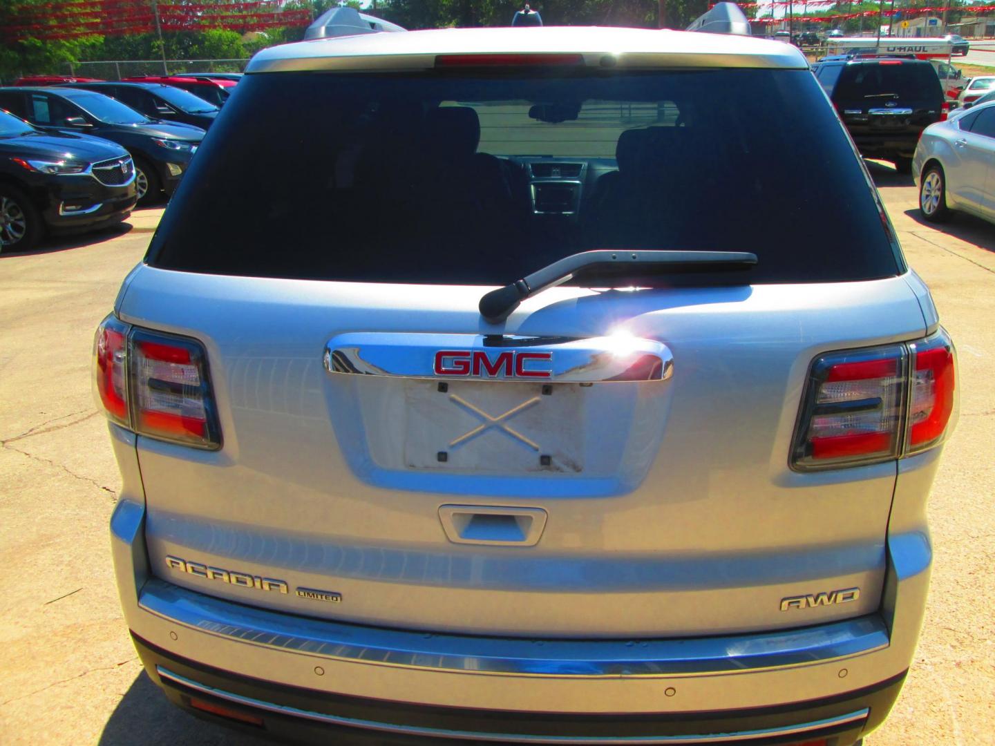 2017 SILVER GMC Acadia SLT-2 AWD (1GKKVSKD2HJ) with an 3.6L V6 DOHC 24V engine, 6A transmission, located at 1815 NE 28th St., Fort Worth, TX, 76106, (817) 625-6251, 32.795582, -97.333069 - Photo#5