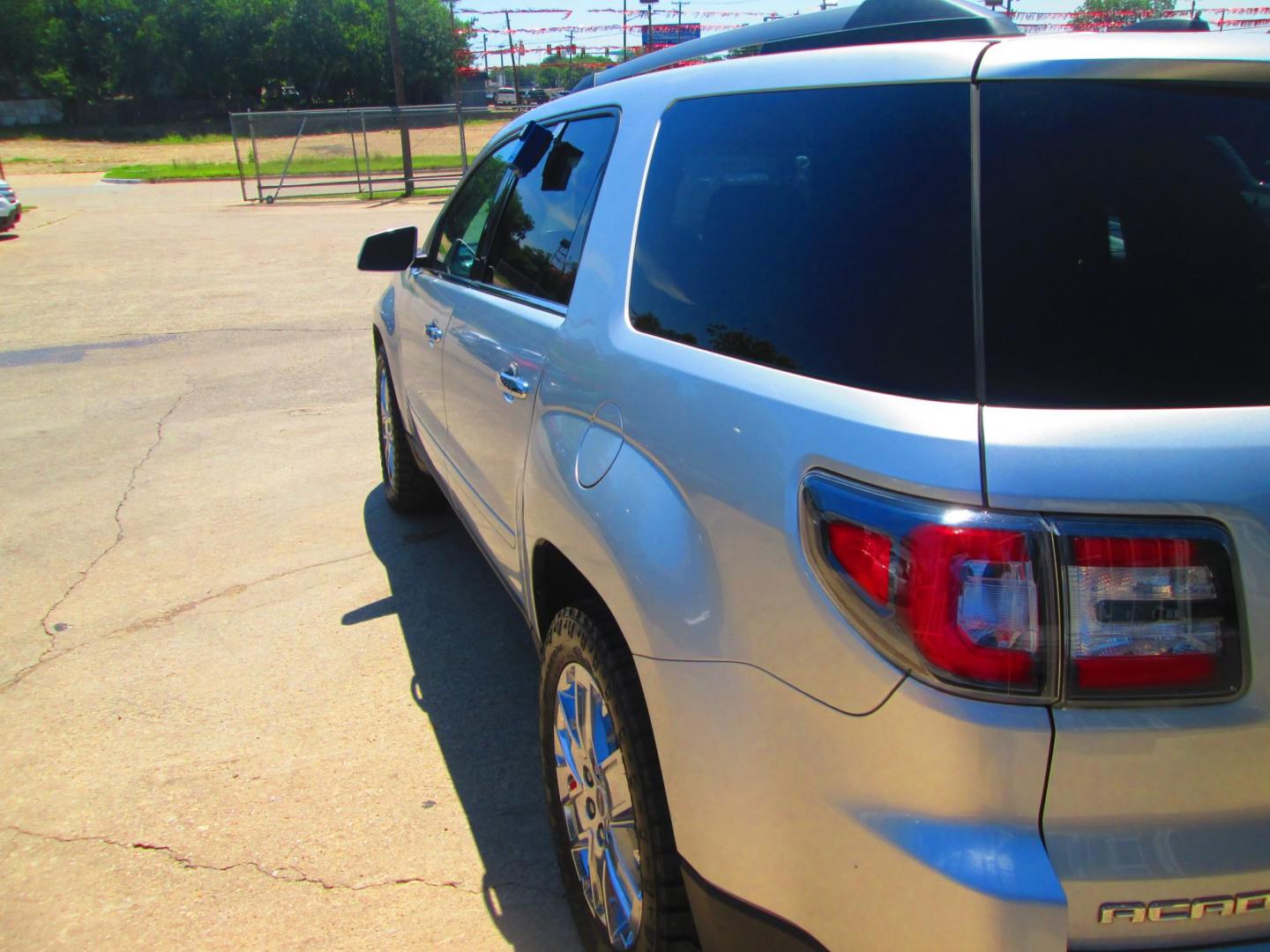 2017 SILVER GMC Acadia SLT-2 AWD (1GKKVSKD2HJ) with an 3.6L V6 DOHC 24V engine, 6A transmission, located at 1815 NE 28th St., Fort Worth, TX, 76106, (817) 625-6251, 32.795582, -97.333069 - Photo#7