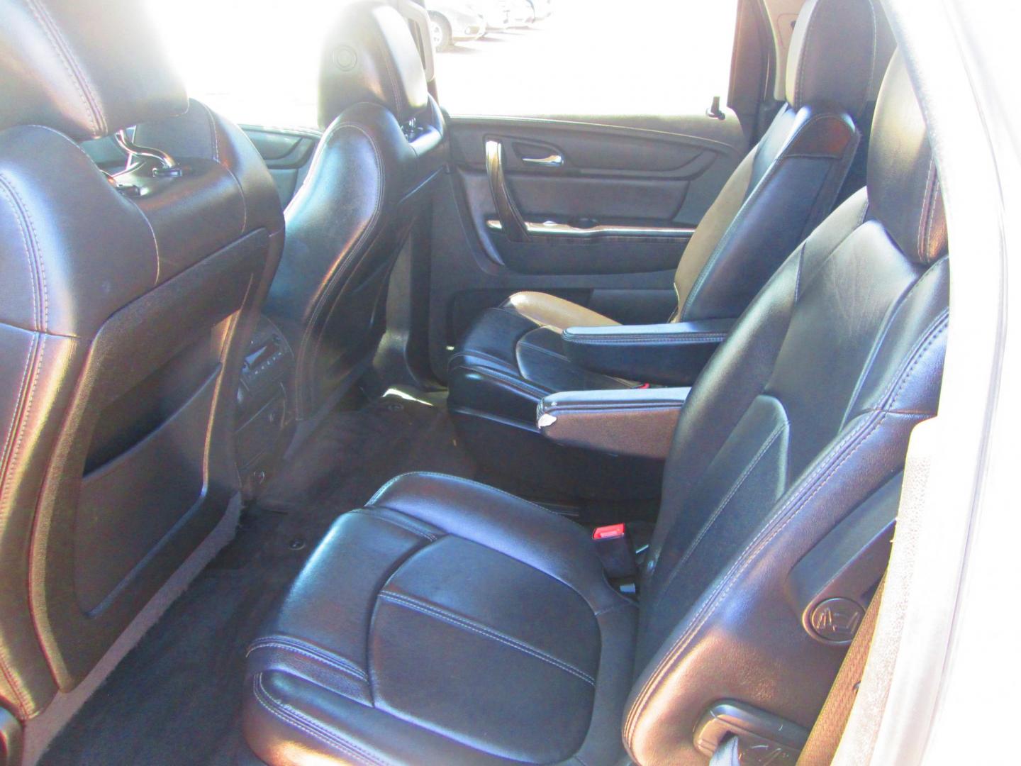 2017 SILVER GMC Acadia SLT-2 AWD (1GKKVSKD2HJ) with an 3.6L V6 DOHC 24V engine, 6A transmission, located at 1815 NE 28th St., Fort Worth, TX, 76106, (817) 625-6251, 32.795582, -97.333069 - Photo#9