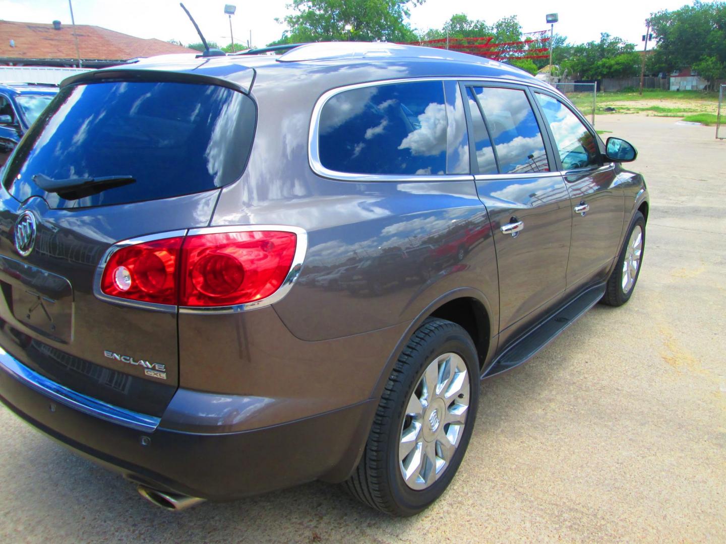 2011 BROWN Buick Enclave CXL-2 FWD (5GAKRCED2BJ) with an 3.6L V6 DOHC 24V engine, 6-Speed Automatic Overdrive transmission, located at 1815 NE 28th St., Fort Worth, TX, 76106, (817) 625-6251, 32.795582, -97.333069 - Photo#4