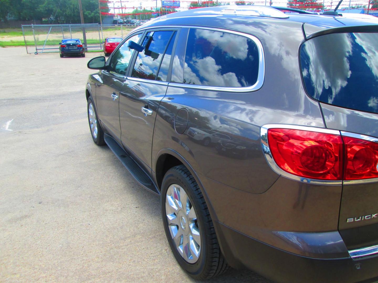 2011 BROWN Buick Enclave CXL-2 FWD (5GAKRCED2BJ) with an 3.6L V6 DOHC 24V engine, 6-Speed Automatic Overdrive transmission, located at 1815 NE 28th St., Fort Worth, TX, 76106, (817) 625-6251, 32.795582, -97.333069 - Photo#6