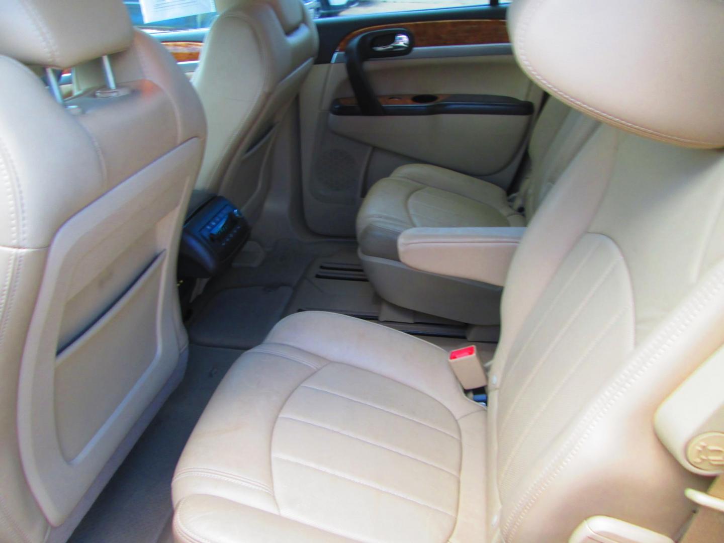 2011 BROWN Buick Enclave CXL-2 FWD (5GAKRCED2BJ) with an 3.6L V6 DOHC 24V engine, 6-Speed Automatic Overdrive transmission, located at 1815 NE 28th St., Fort Worth, TX, 76106, (817) 625-6251, 32.795582, -97.333069 - Photo#8