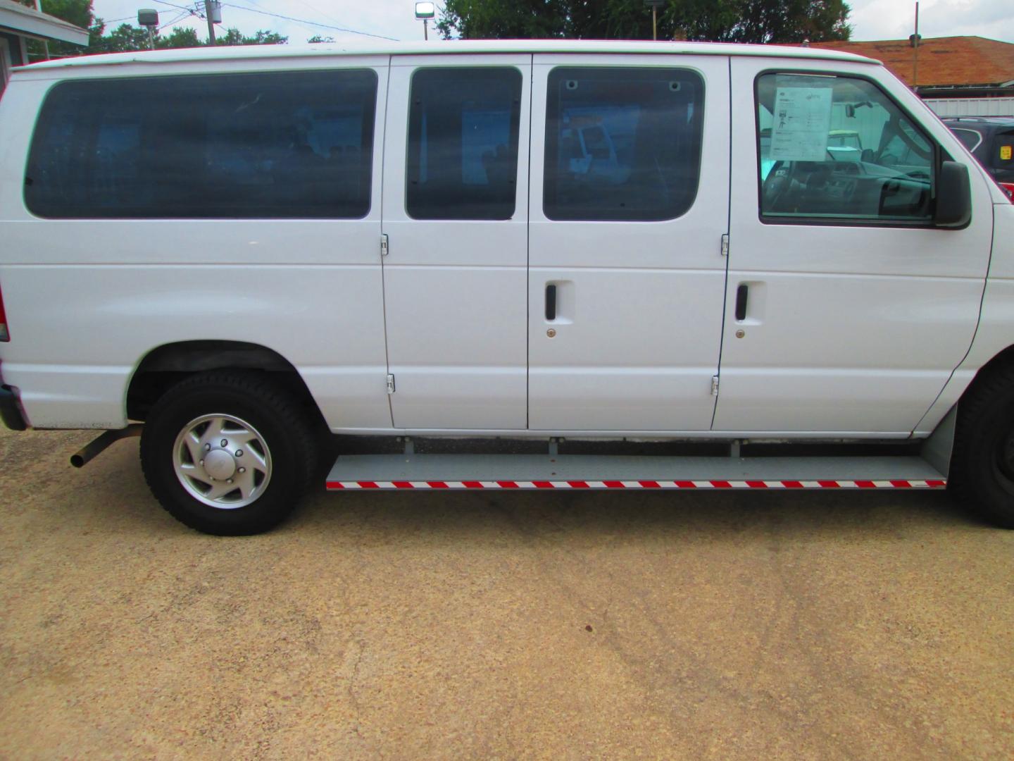 2014 WHITE Ford E-Series Van E-250 (1FTNE2EW4ED) with an 4.6L V8 SOHC 16V engine, 4-Speed Automatic transmission, located at 1815 NE 28th St., Fort Worth, TX, 76106, (817) 625-6251, 32.795582, -97.333069- Photo#3