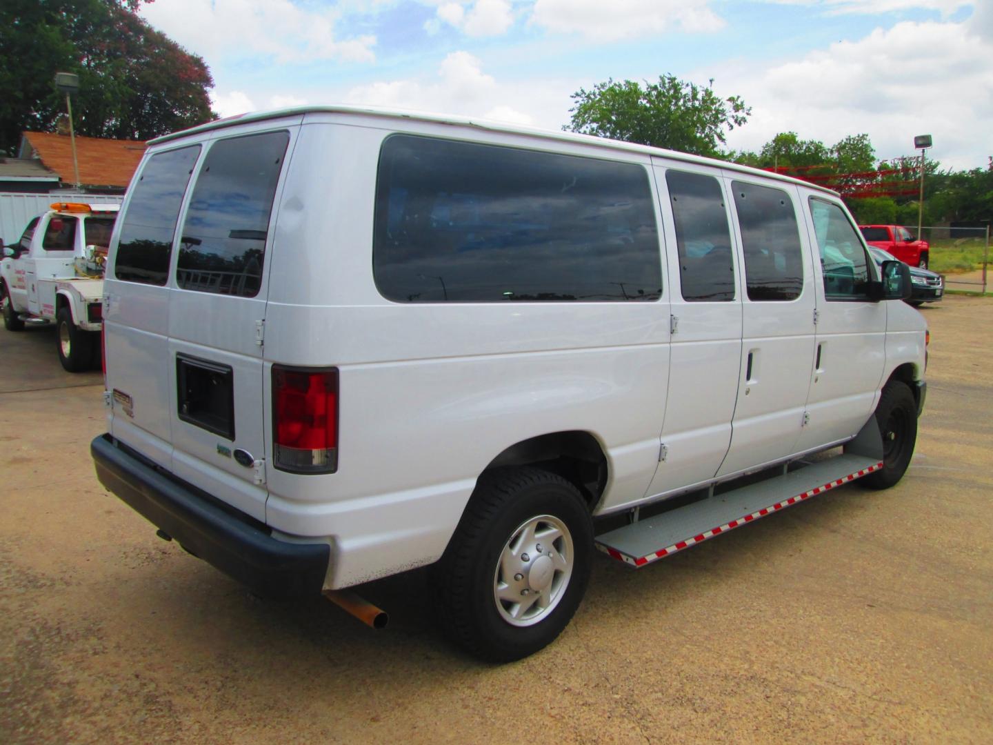 2014 WHITE Ford E-Series Van E-250 (1FTNE2EW4ED) with an 4.6L V8 SOHC 16V engine, 4-Speed Automatic transmission, located at 1815 NE 28th St., Fort Worth, TX, 76106, (817) 625-6251, 32.795582, -97.333069- Photo#4