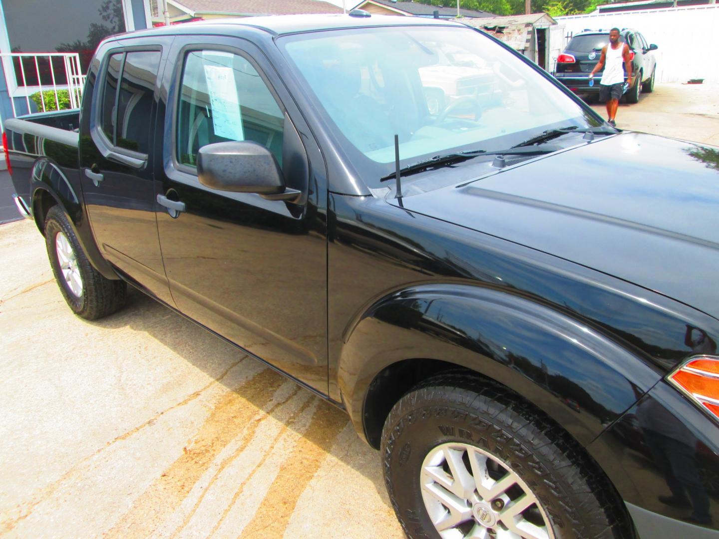 2014 Nissan Frontier S Crew Cab 5AT 2WD (1N6AD0ER0EN) with an 4.0L V6 DOHC 24V engine, 5-Speed Automatic transmission, located at 1815 NE 28th St., Fort Worth, TX, 76106, (817) 625-6251, 32.795582, -97.333069- Photo#2